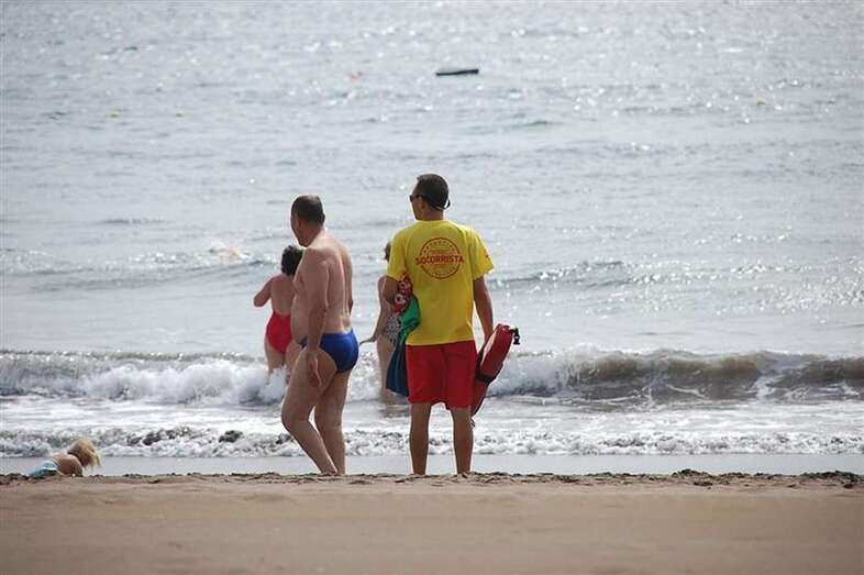 Socorristas de Proactiva en la playa de Salinetas/TA.